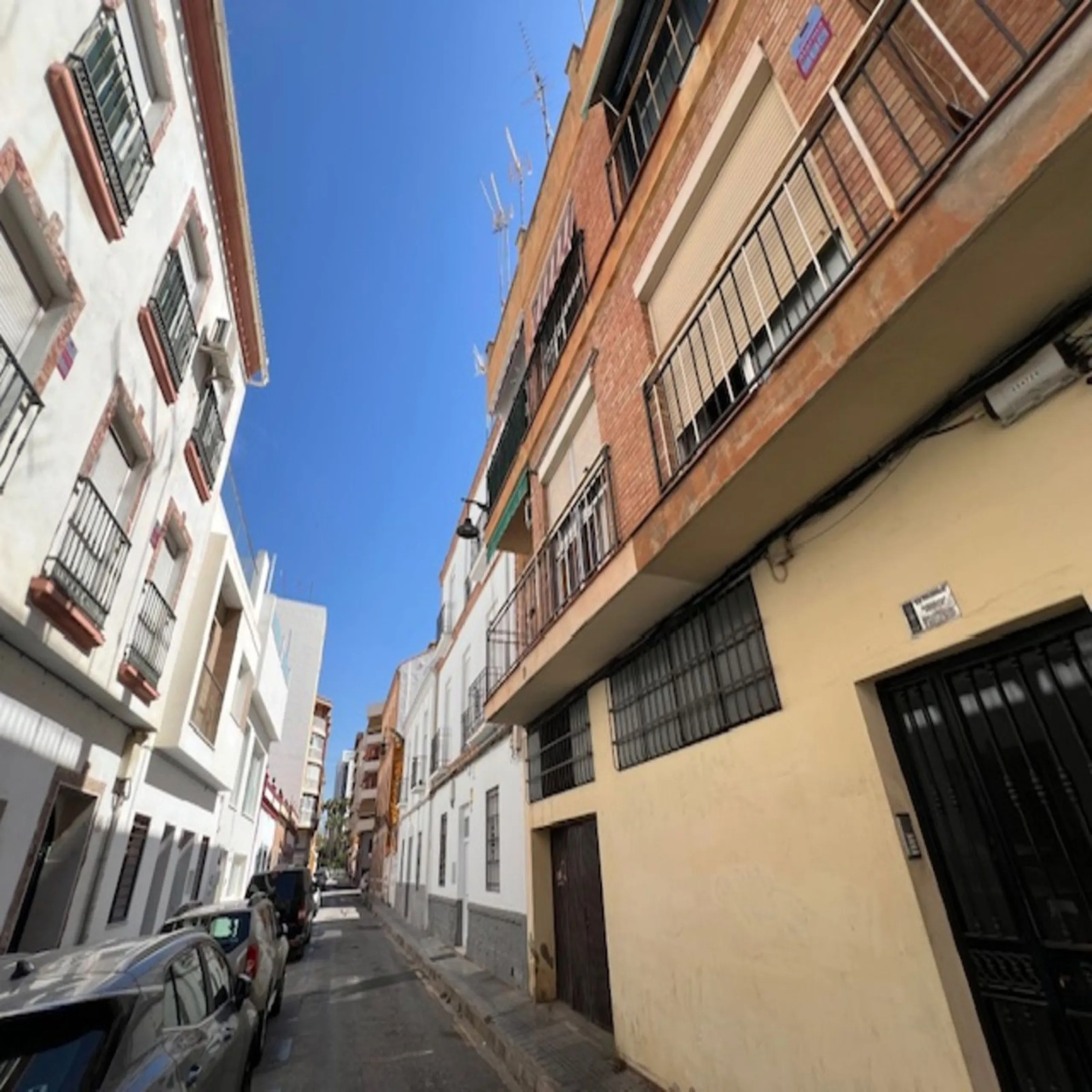 Do you want to live almost in the heart of Malaga but with the tranquility of the outdoors? This home is located in La Trinidad, just a 10-minute walk from downtown Malaga. Surrounded by businesses such as banks, restaurants, supermarkets, all kinds of sh