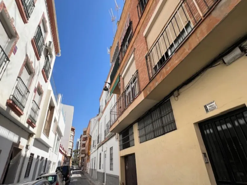 Do you want to live almost in the heart of Malaga but with the tranquility of the outdoors? This home is located in La Trinidad, just a 10-minute walk from downtown Malaga. Surrounded by businesses such as banks, restaurants, supermarkets, all kinds of sh