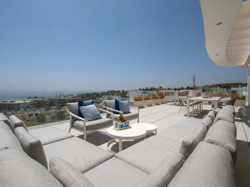 PENTHOUSE PERFECTION WITH UNRIVALLED SEA VIEWS