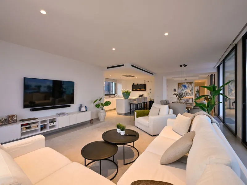 PENTHOUSE PERFECTION WITH UNRIVALLED SEA VIEWS