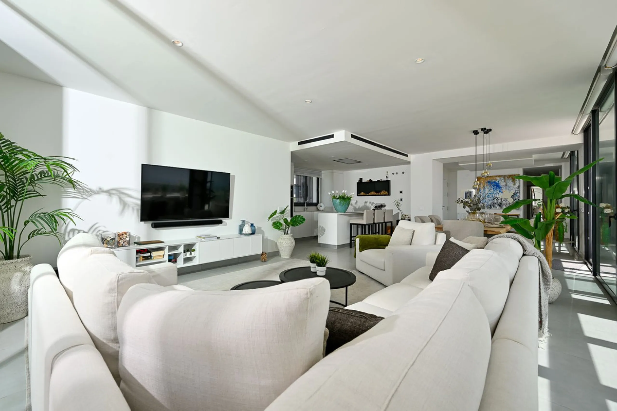 PENTHOUSE PERFECTION WITH UNRIVALLED SEA VIEWS