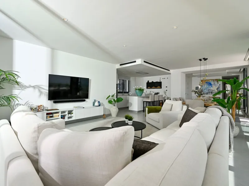 PENTHOUSE PERFECTION WITH UNRIVALLED SEA VIEWS
