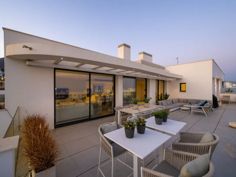 PENTHOUSE PERFECTION WITH UNRIVALLED SEA VIEWS