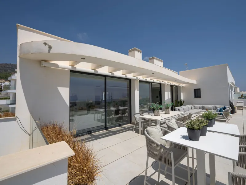 PENTHOUSE PERFECTION WITH UNRIVALLED SEA VIEWS