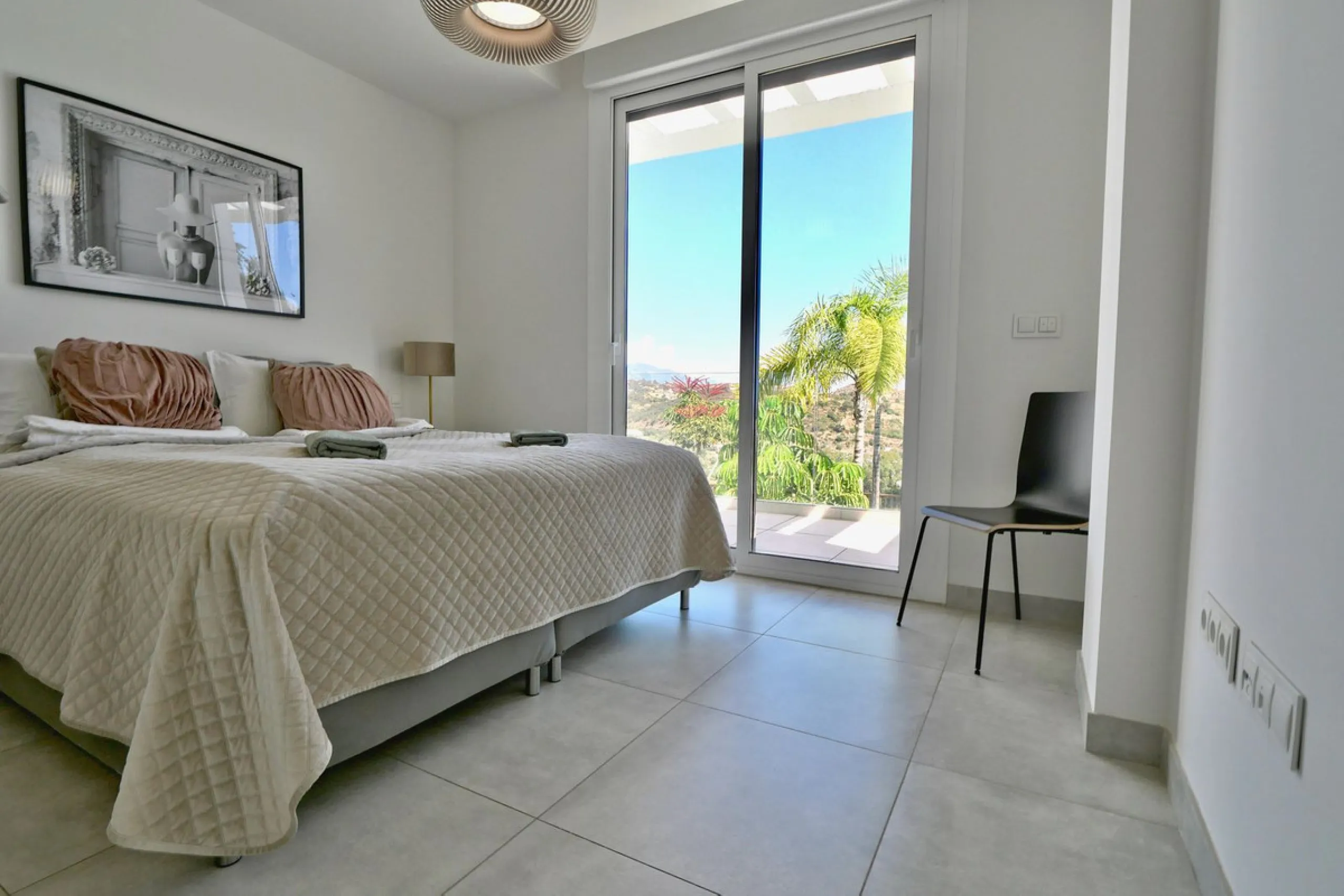 SHORT TERM RENTEL IS ALLOWED  -EASY VIEWING !!!!!!!!!!   This beautifully furnished 2-bedroom, 2-bathroom apartment is located in the exclusive Casa Banderas development in the charming fishing village of La Cala de Mijas. Just a short distance from the b