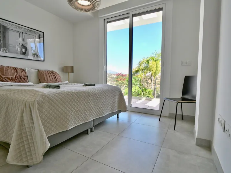 SHORT TERM RENTEL IS ALLOWED  -EASY VIEWING !!!!!!!!!!   This beautifully furnished 2-bedroom, 2-bathroom apartment is located in the exclusive Casa Banderas development in the charming fishing village of La Cala de Mijas. Just a short distance from the b