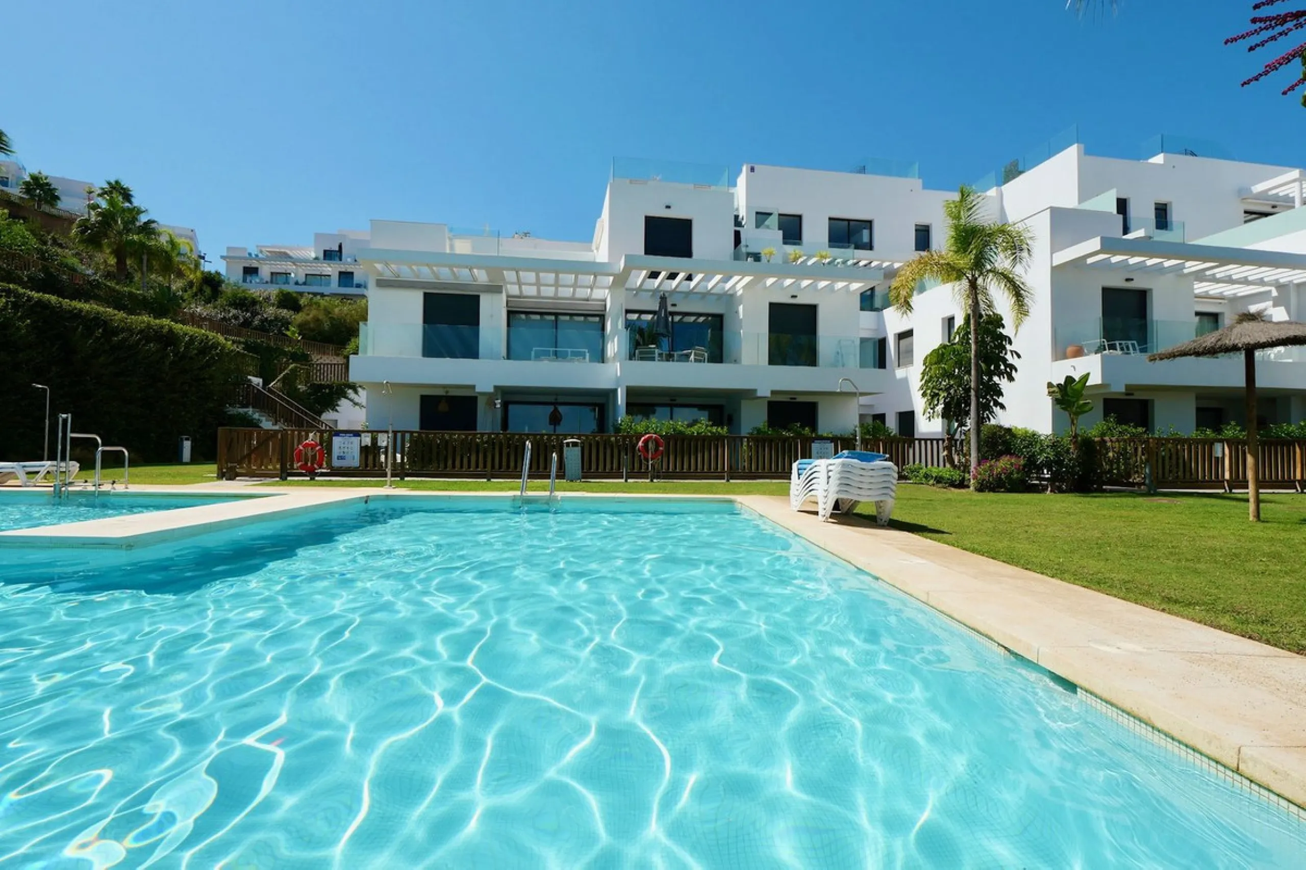 SHORT TERM RENTEL IS ALLOWED  -EASY VIEWING !!!!!!!!!!   This beautifully furnished 2-bedroom, 2-bathroom apartment is located in the exclusive Casa Banderas development in the charming fishing village of La Cala de Mijas. Just a short distance from the b