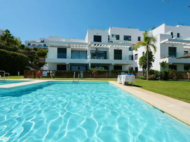 SHORT TERM RENTEL IS ALLOWED  -EASY VIEWING !!!!!!!!!!   This beautifully furnished 2-bedroom, 2-bathroom apartment is located in the exclusive Casa Banderas development in the charming fishing village of La Cala de Mijas. Just a short distance from the b