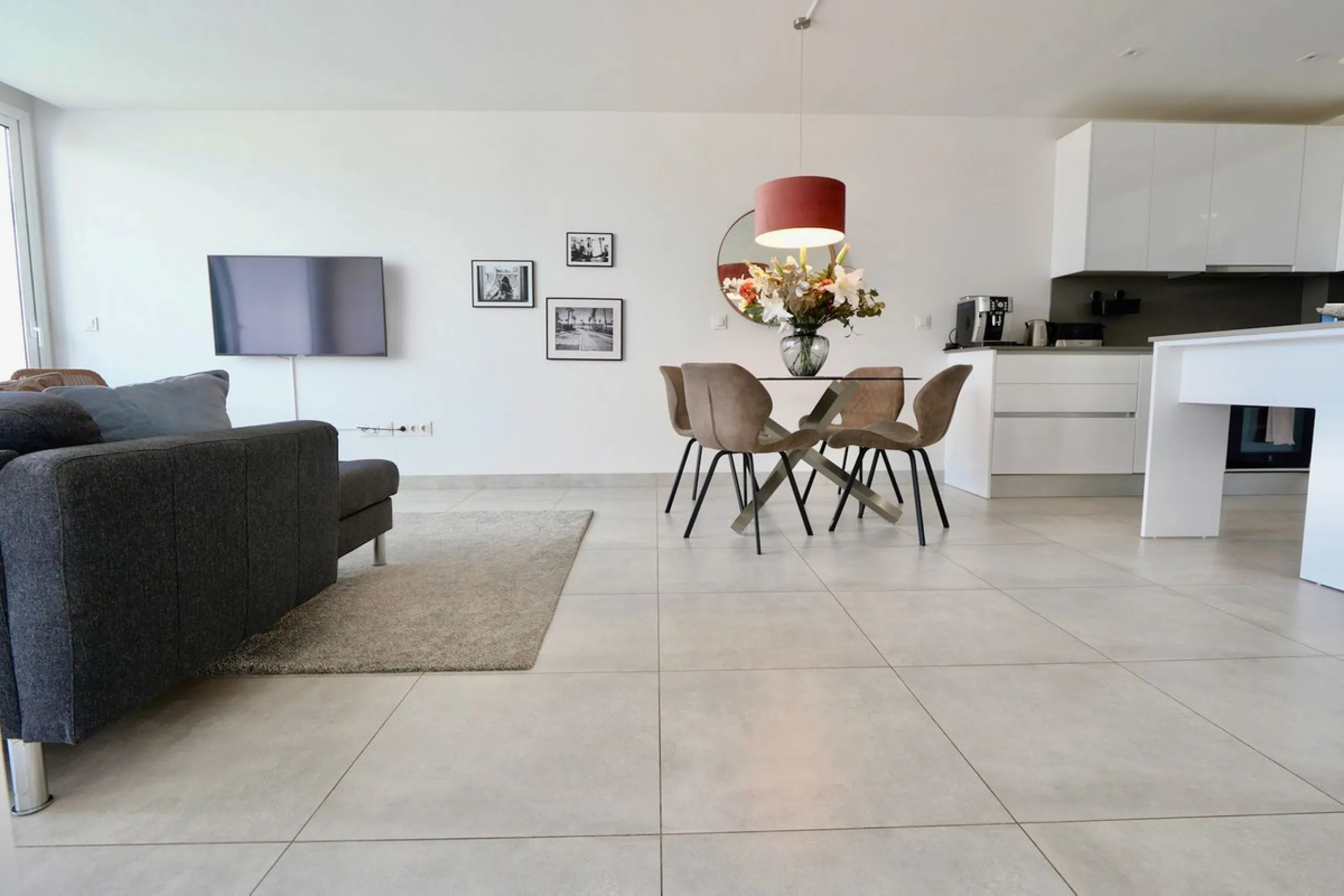 SHORT TERM RENTEL IS ALLOWED  -EASY VIEWING !!!!!!!!!!   This beautifully furnished 2-bedroom, 2-bathroom apartment is located in the exclusive Casa Banderas development in the charming fishing village of La Cala de Mijas. Just a short distance from the b