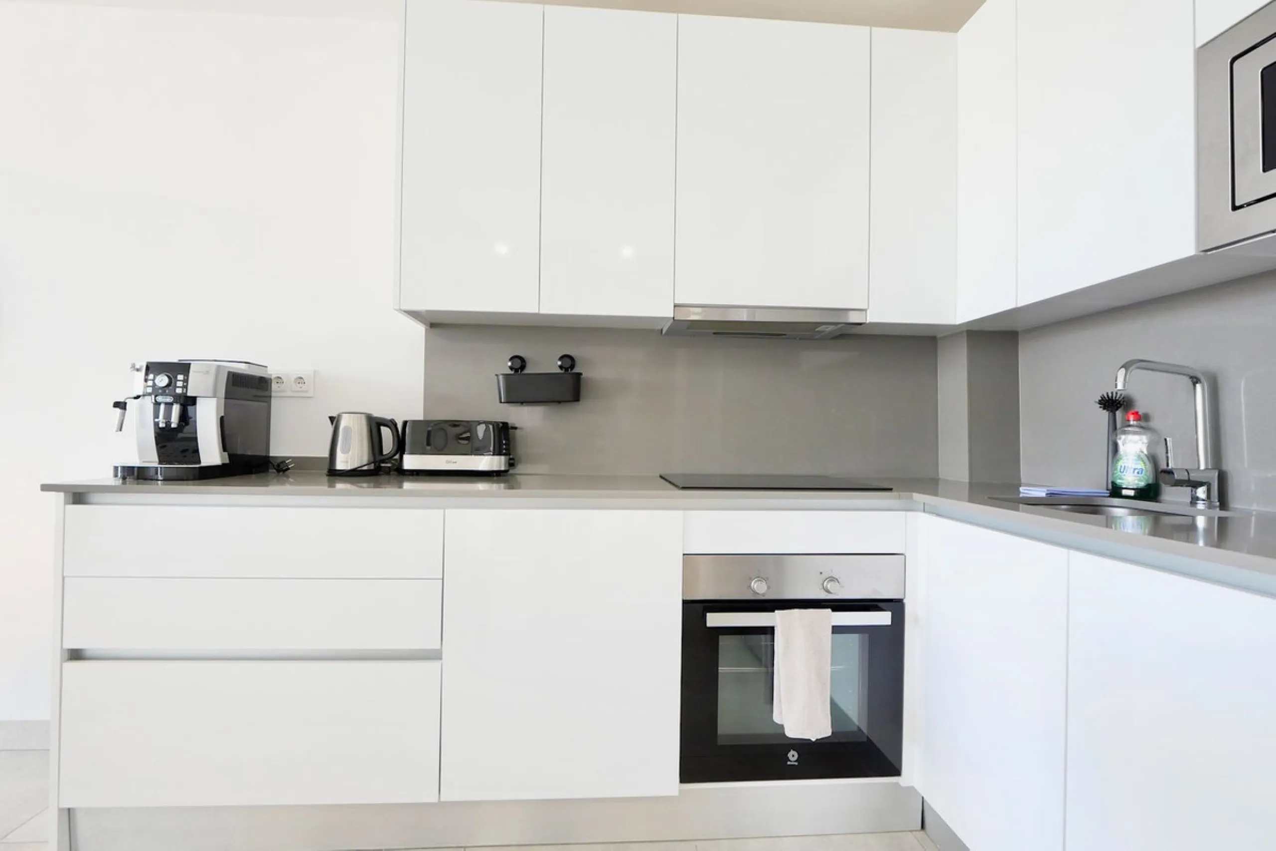 SHORT TERM RENTEL IS ALLOWED  -EASY VIEWING !!!!!!!!!!   This beautifully furnished 2-bedroom, 2-bathroom apartment is located in the exclusive Casa Banderas development in the charming fishing village of La Cala de Mijas. Just a short distance from the b