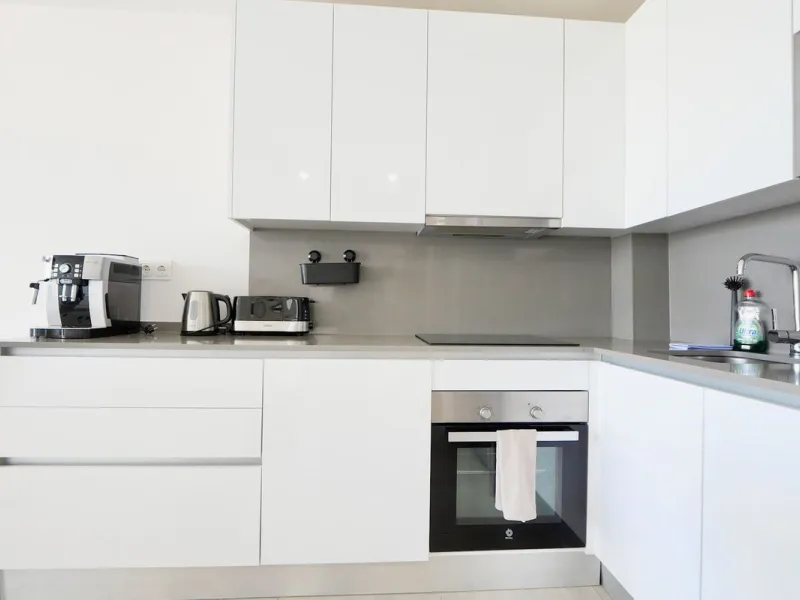 SHORT TERM RENTEL IS ALLOWED  -EASY VIEWING !!!!!!!!!!   This beautifully furnished 2-bedroom, 2-bathroom apartment is located in the exclusive Casa Banderas development in the charming fishing village of La Cala de Mijas. Just a short distance from the b