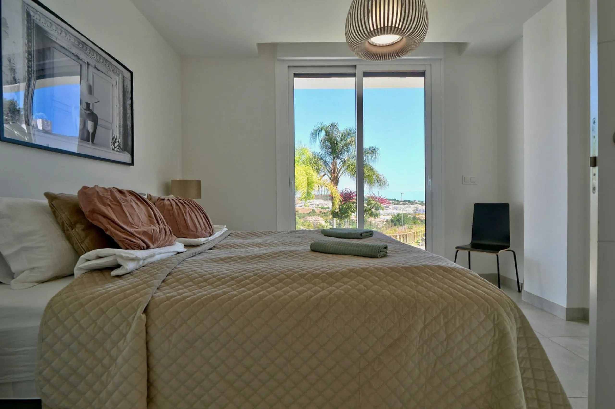 SHORT TERM RENTEL IS ALLOWED  -EASY VIEWING !!!!!!!!!!   This beautifully furnished 2-bedroom, 2-bathroom apartment is located in the exclusive Casa Banderas development in the charming fishing village of La Cala de Mijas. Just a short distance from the b