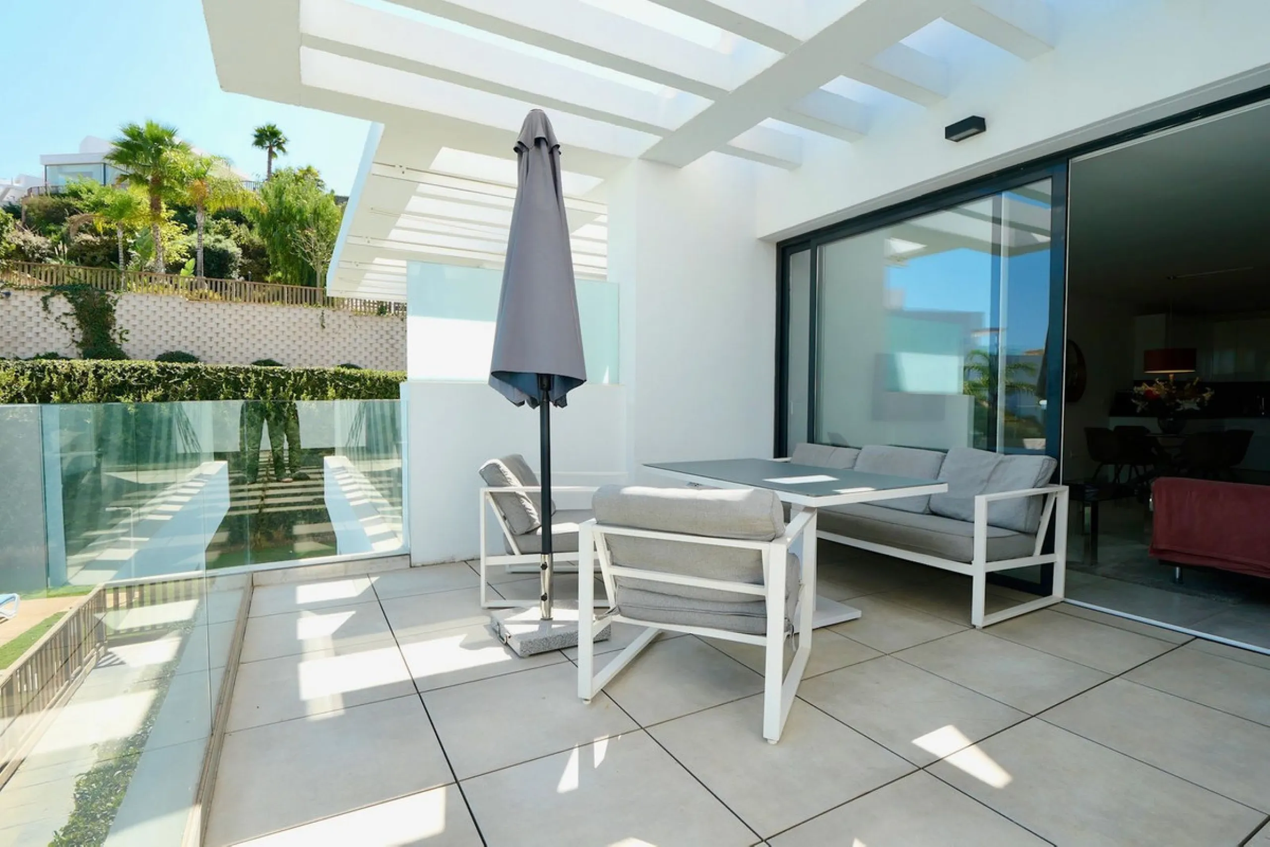 SHORT TERM RENTEL IS ALLOWED  -EASY VIEWING !!!!!!!!!!   This beautifully furnished 2-bedroom, 2-bathroom apartment is located in the exclusive Casa Banderas development in the charming fishing village of La Cala de Mijas. Just a short distance from the b