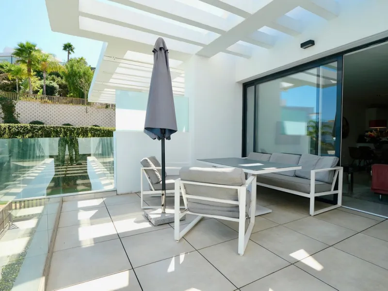 SHORT TERM RENTEL IS ALLOWED  -EASY VIEWING !!!!!!!!!!   This beautifully furnished 2-bedroom, 2-bathroom apartment is located in the exclusive Casa Banderas development in the charming fishing village of La Cala de Mijas. Just a short distance from the b
