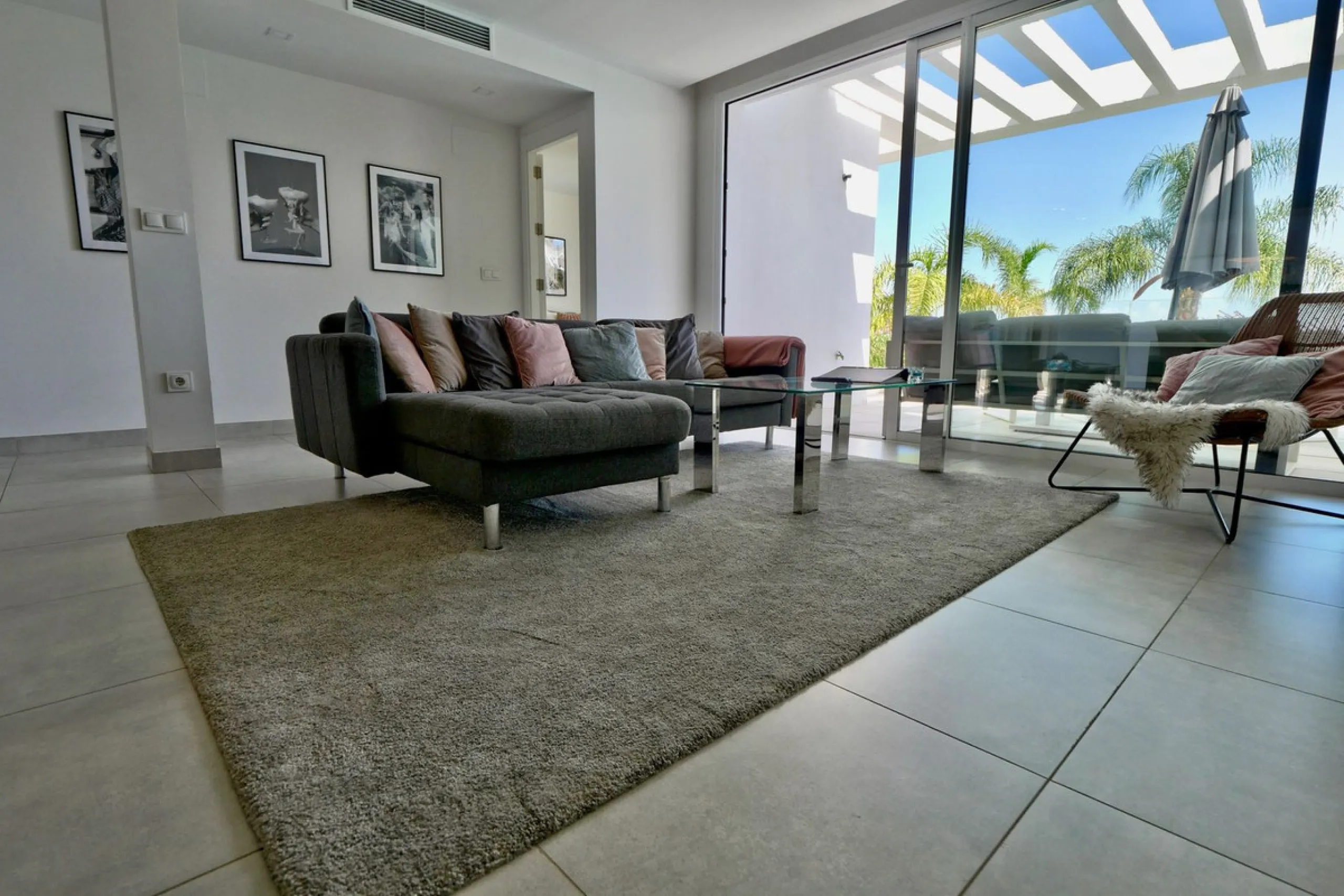 SHORT TERM RENTEL IS ALLOWED  -EASY VIEWING !!!!!!!!!!   This beautifully furnished 2-bedroom, 2-bathroom apartment is located in the exclusive Casa Banderas development in the charming fishing village of La Cala de Mijas. Just a short distance from the b