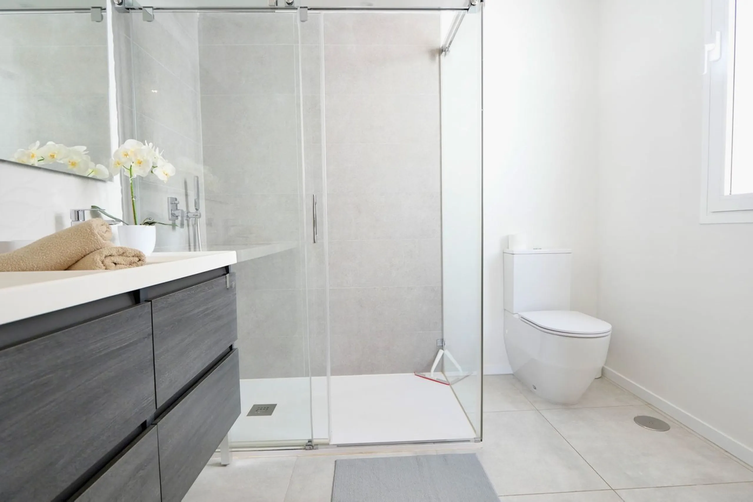 SHORT TERM RENTEL IS ALLOWED  -EASY VIEWING !!!!!!!!!!   This beautifully furnished 2-bedroom, 2-bathroom apartment is located in the exclusive Casa Banderas development in the charming fishing village of La Cala de Mijas. Just a short distance from the b