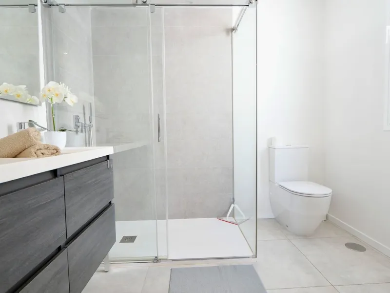 SHORT TERM RENTEL IS ALLOWED  -EASY VIEWING !!!!!!!!!!   This beautifully furnished 2-bedroom, 2-bathroom apartment is located in the exclusive Casa Banderas development in the charming fishing village of La Cala de Mijas. Just a short distance from the b