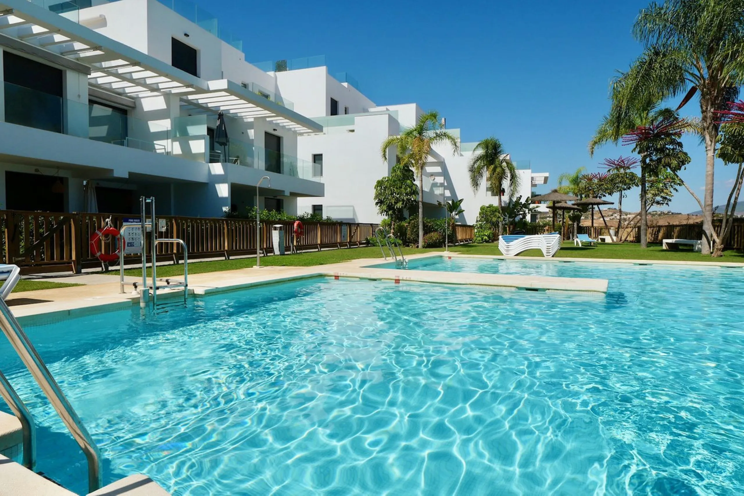 SHORT TERM RENTEL IS ALLOWED  -EASY VIEWING !!!!!!!!!!   This beautifully furnished 2-bedroom, 2-bathroom apartment is located in the exclusive Casa Banderas development in the charming fishing village of La Cala de Mijas. Just a short distance from the b
