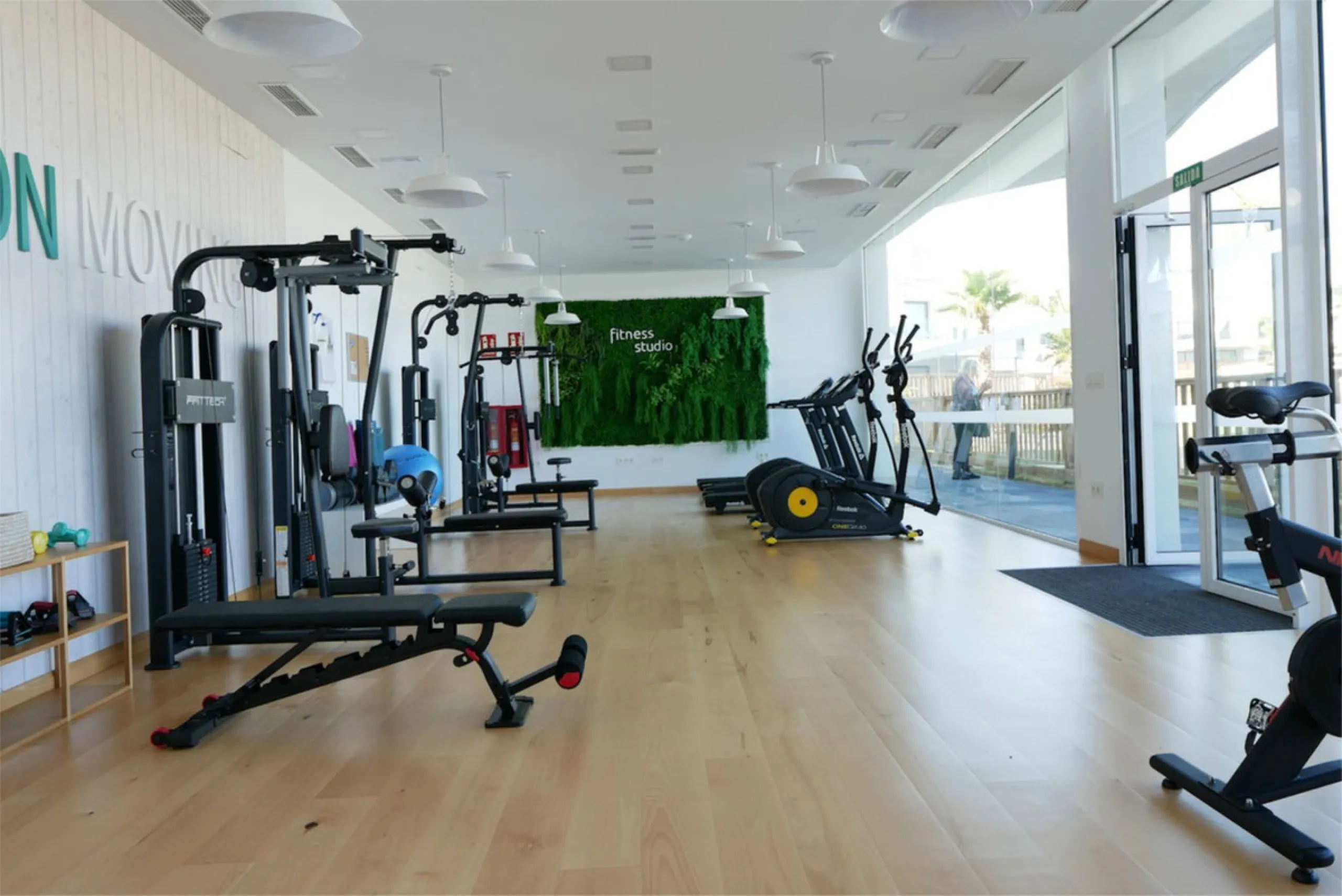SHORT TERM RENTEL IS ALLOWED  -EASY VIEWING !!!!!!!!!!   This beautifully furnished 2-bedroom, 2-bathroom apartment is located in the exclusive Casa Banderas development in the charming fishing village of La Cala de Mijas. Just a short distance from the b