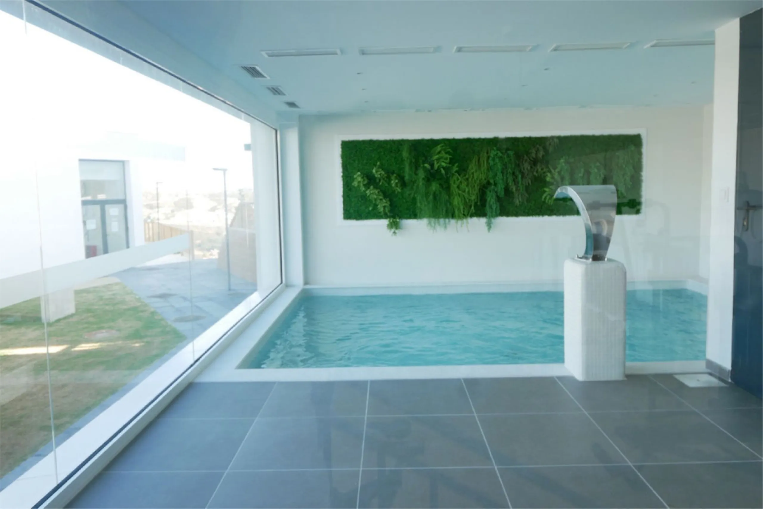 SHORT TERM RENTEL IS ALLOWED  -EASY VIEWING !!!!!!!!!!   This beautifully furnished 2-bedroom, 2-bathroom apartment is located in the exclusive Casa Banderas development in the charming fishing village of La Cala de Mijas. Just a short distance from the b
