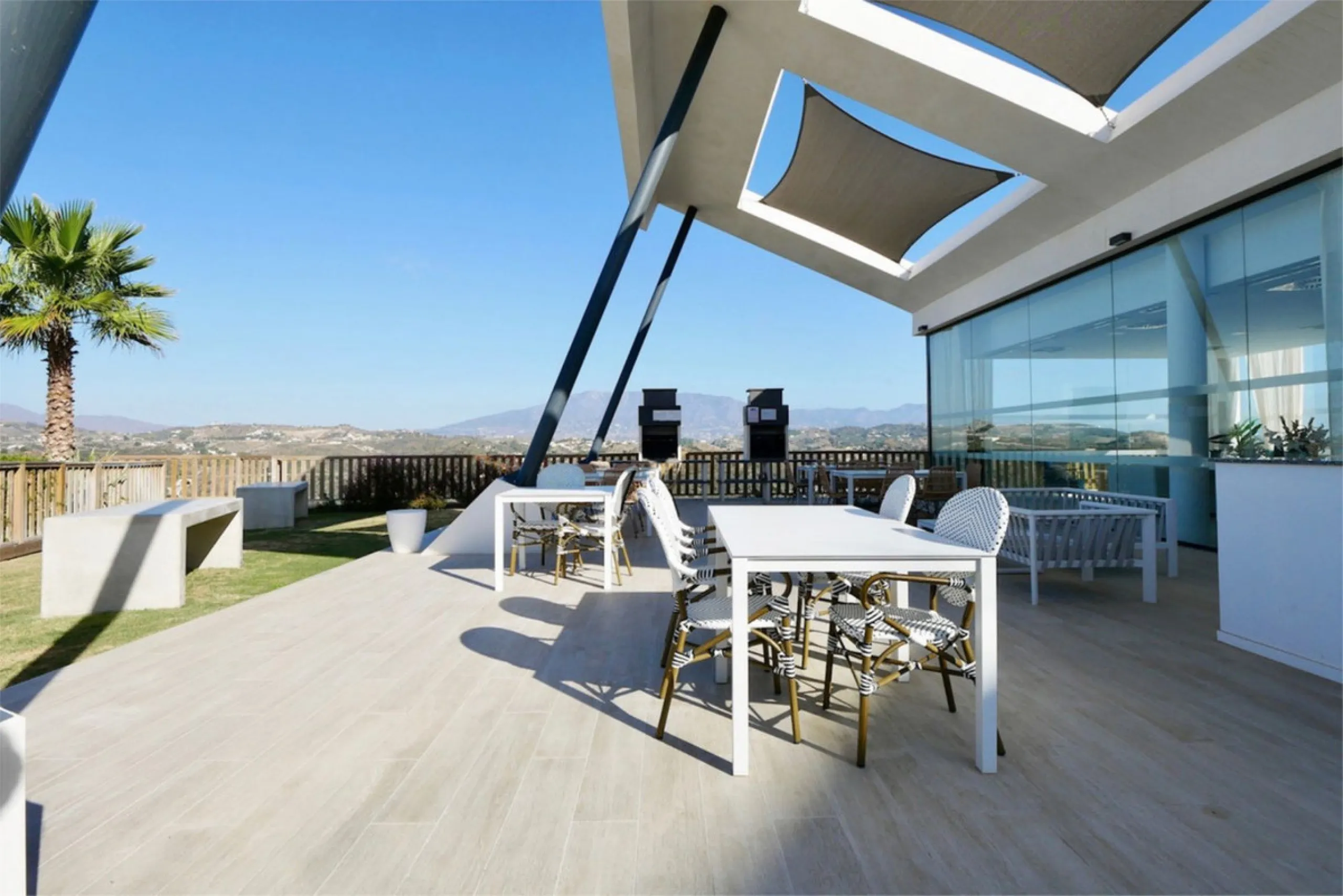 SHORT TERM RENTEL IS ALLOWED  -EASY VIEWING !!!!!!!!!!   This beautifully furnished 2-bedroom, 2-bathroom apartment is located in the exclusive Casa Banderas development in the charming fishing village of La Cala de Mijas. Just a short distance from the b