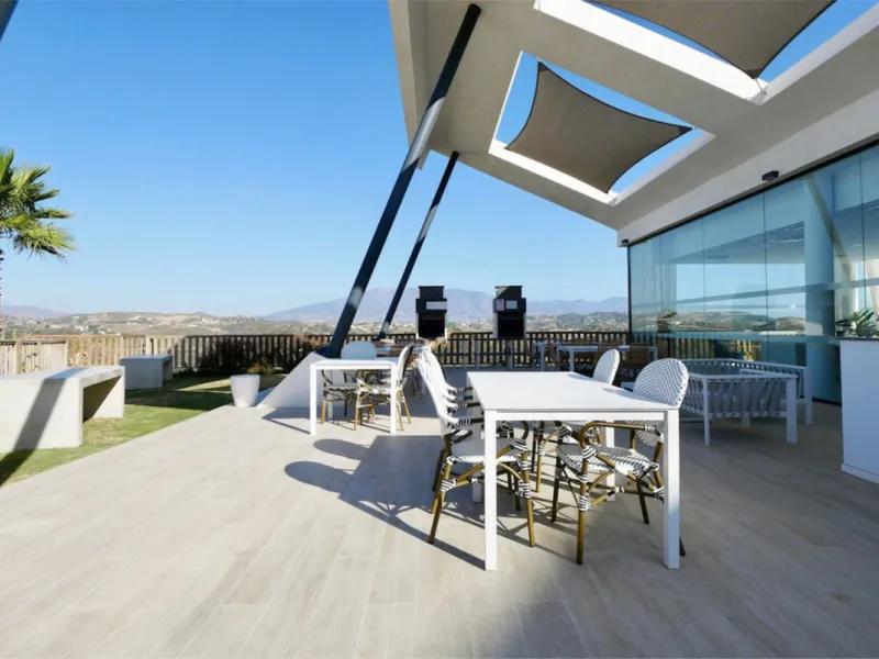 SHORT TERM RENTEL IS ALLOWED  -EASY VIEWING !!!!!!!!!!   This beautifully furnished 2-bedroom, 2-bathroom apartment is located in the exclusive Casa Banderas development in the charming fishing village of La Cala de Mijas. Just a short distance from the b