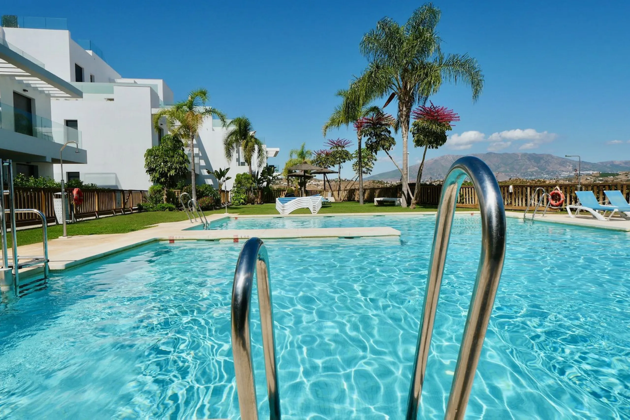 SHORT TERM RENTEL IS ALLOWED  -EASY VIEWING !!!!!!!!!!   This beautifully furnished 2-bedroom, 2-bathroom apartment is located in the exclusive Casa Banderas development in the charming fishing village of La Cala de Mijas. Just a short distance from the b