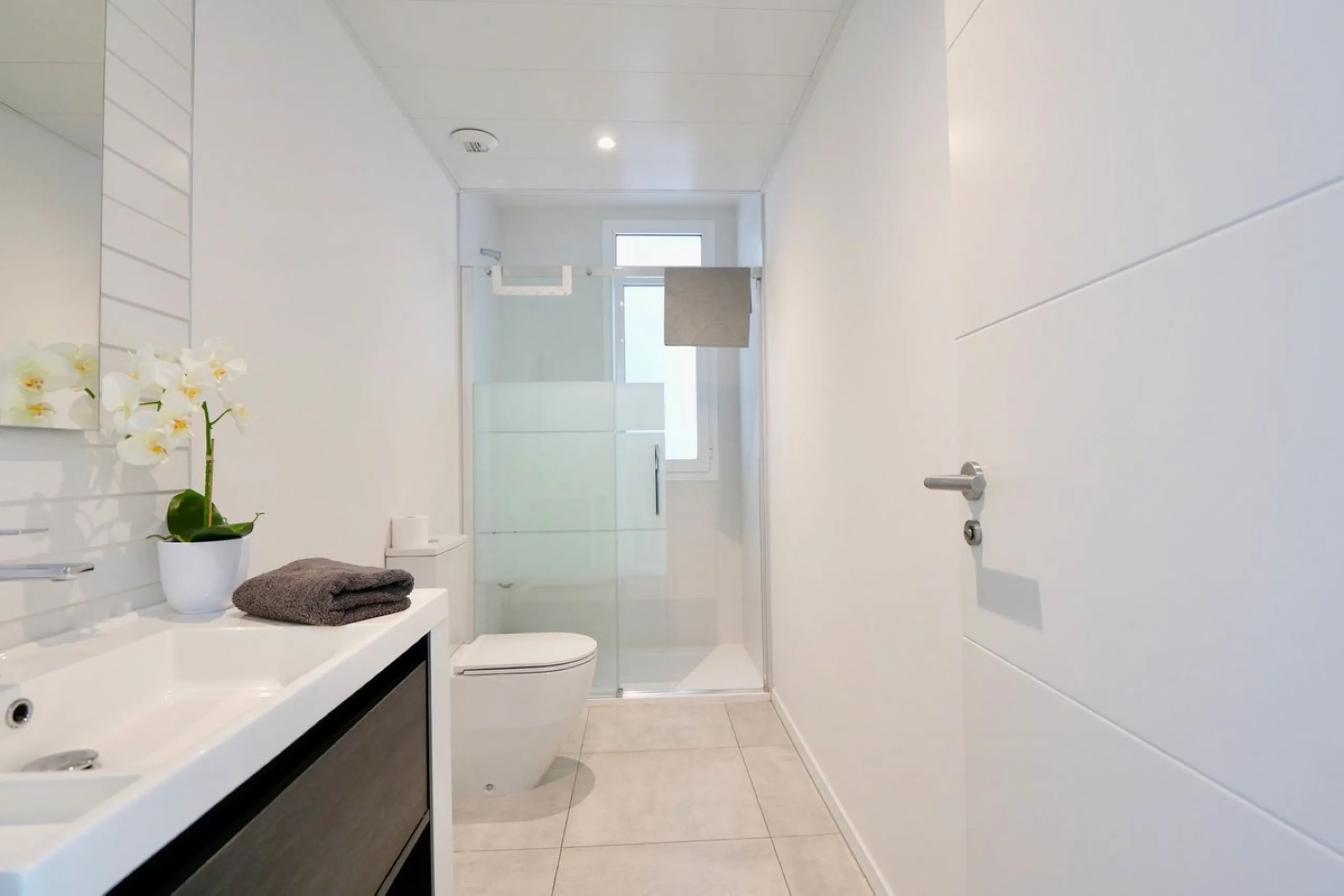 SHORT TERM RENTEL IS ALLOWED  -EASY VIEWING !!!!!!!!!!   This beautifully furnished 2-bedroom, 2-bathroom apartment is located in the exclusive Casa Banderas development in the charming fishing village of La Cala de Mijas. Just a short distance from the b