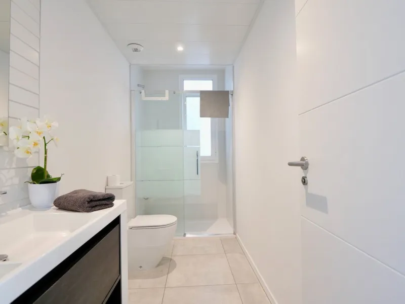 SHORT TERM RENTEL IS ALLOWED  -EASY VIEWING !!!!!!!!!!   This beautifully furnished 2-bedroom, 2-bathroom apartment is located in the exclusive Casa Banderas development in the charming fishing village of La Cala de Mijas. Just a short distance from the b