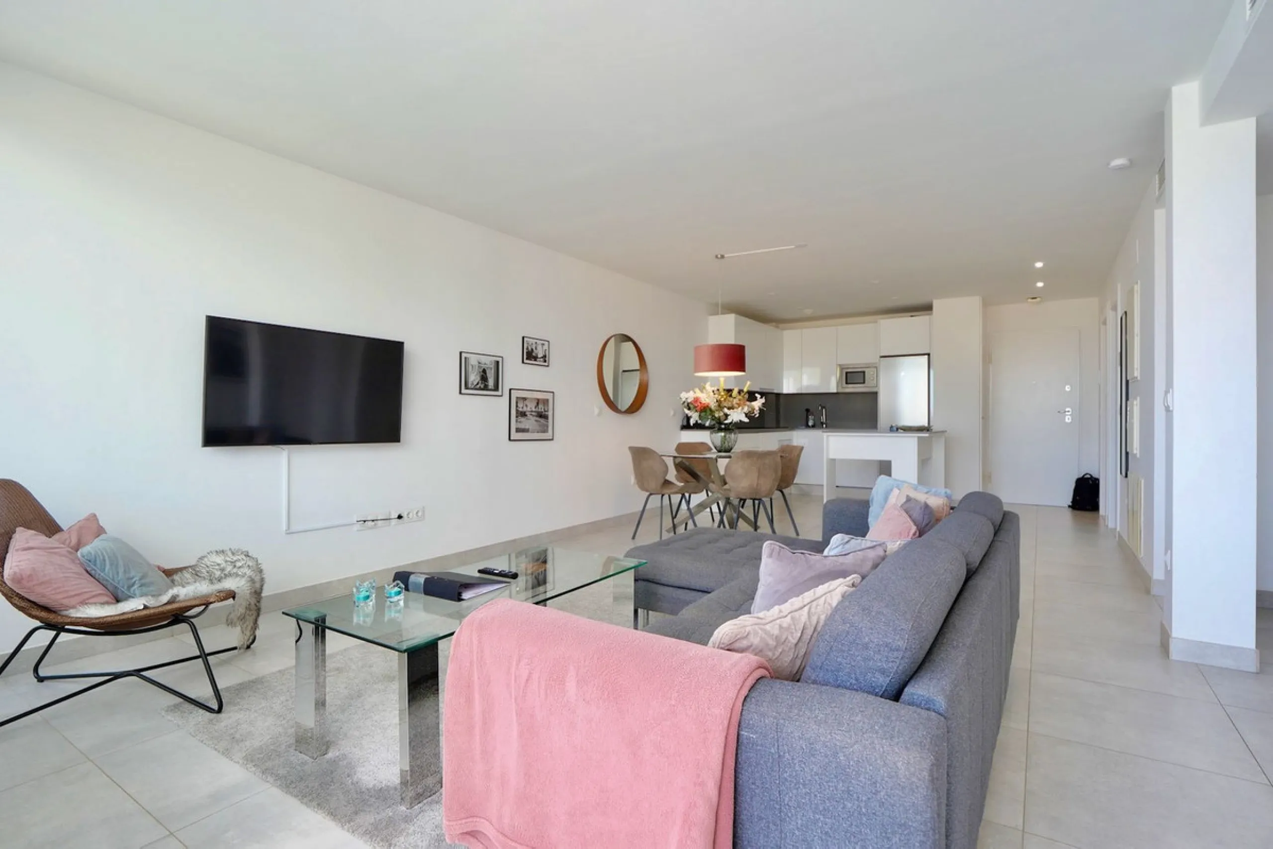 SHORT TERM RENTEL IS ALLOWED  -EASY VIEWING !!!!!!!!!!   This beautifully furnished 2-bedroom, 2-bathroom apartment is located in the exclusive Casa Banderas development in the charming fishing village of La Cala de Mijas. Just a short distance from the b