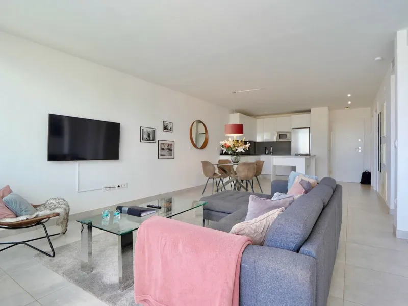 SHORT TERM RENTEL IS ALLOWED  -EASY VIEWING !!!!!!!!!!   This beautifully furnished 2-bedroom, 2-bathroom apartment is located in the exclusive Casa Banderas development in the charming fishing village of La Cala de Mijas. Just a short distance from the b