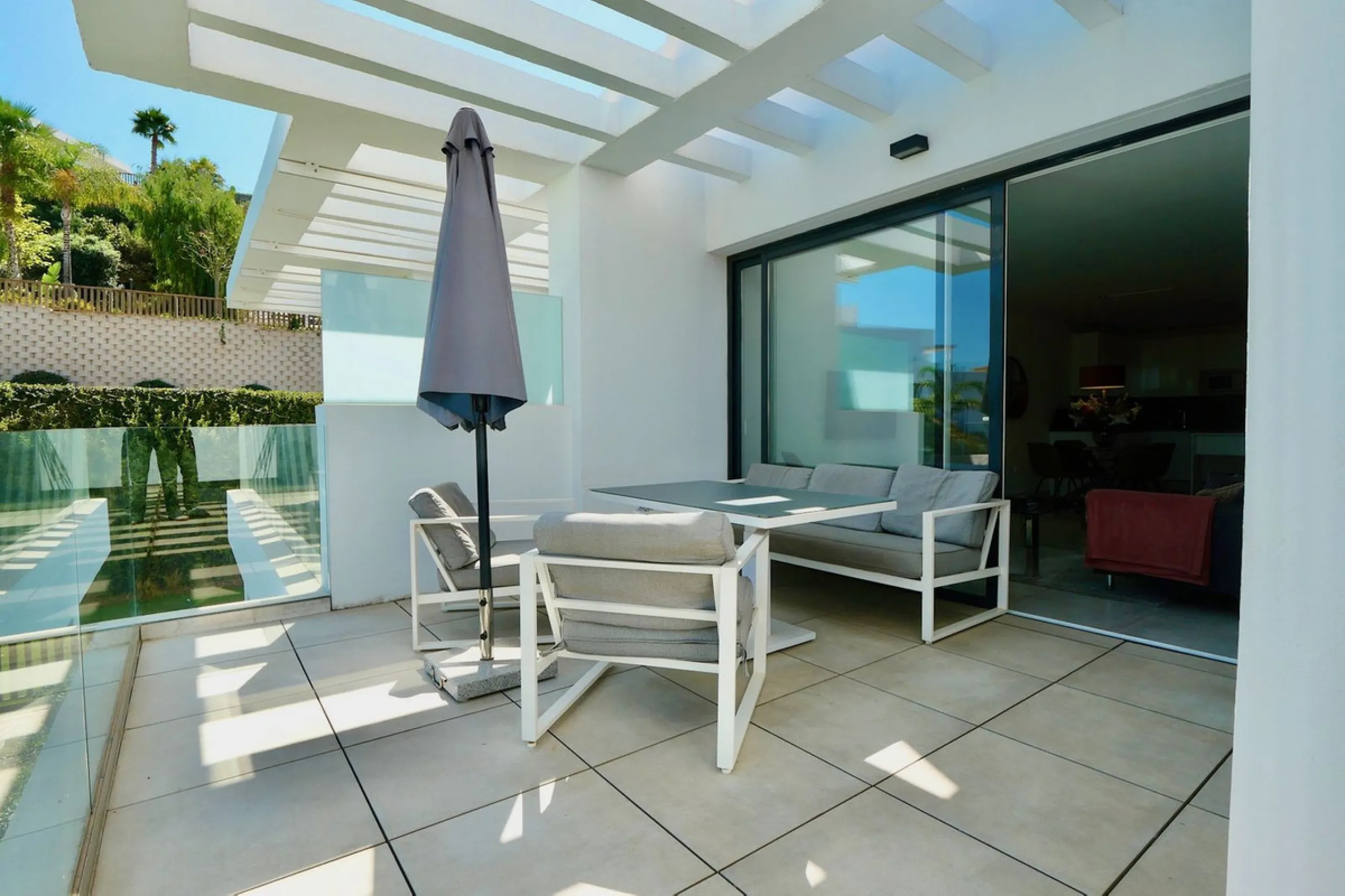SHORT TERM RENTEL IS ALLOWED  -EASY VIEWING !!!!!!!!!!   This beautifully furnished 2-bedroom, 2-bathroom apartment is located in the exclusive Casa Banderas development in the charming fishing village of La Cala de Mijas. Just a short distance from the b