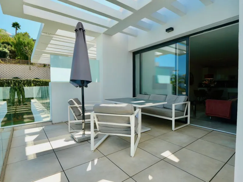 SHORT TERM RENTEL IS ALLOWED  -EASY VIEWING !!!!!!!!!!   This beautifully furnished 2-bedroom, 2-bathroom apartment is located in the exclusive Casa Banderas development in the charming fishing village of La Cala de Mijas. Just a short distance from the b
