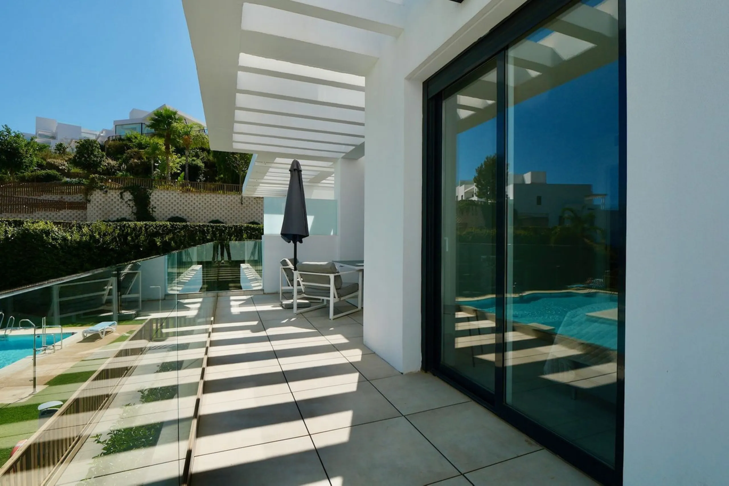 SHORT TERM RENTEL IS ALLOWED  -EASY VIEWING !!!!!!!!!!   This beautifully furnished 2-bedroom, 2-bathroom apartment is located in the exclusive Casa Banderas development in the charming fishing village of La Cala de Mijas. Just a short distance from the b