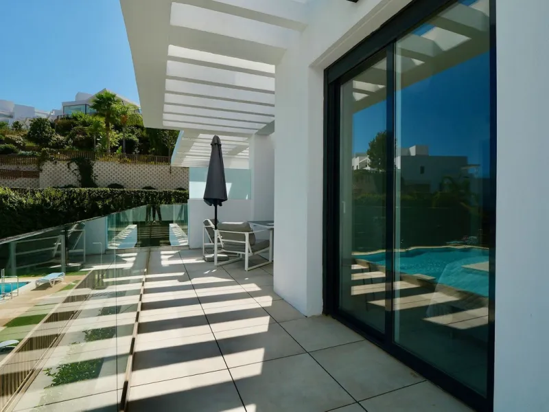 SHORT TERM RENTEL IS ALLOWED  -EASY VIEWING !!!!!!!!!!   This beautifully furnished 2-bedroom, 2-bathroom apartment is located in the exclusive Casa Banderas development in the charming fishing village of La Cala de Mijas. Just a short distance from the b