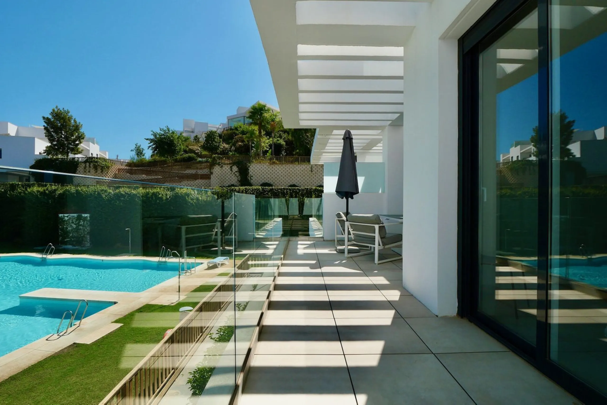 SHORT TERM RENTEL IS ALLOWED  -EASY VIEWING !!!!!!!!!!   This beautifully furnished 2-bedroom, 2-bathroom apartment is located in the exclusive Casa Banderas development in the charming fishing village of La Cala de Mijas. Just a short distance from the b