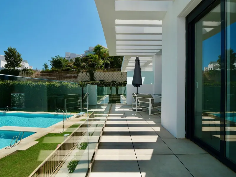 SHORT TERM RENTEL IS ALLOWED  -EASY VIEWING !!!!!!!!!!   This beautifully furnished 2-bedroom, 2-bathroom apartment is located in the exclusive Casa Banderas development in the charming fishing village of La Cala de Mijas. Just a short distance from the b