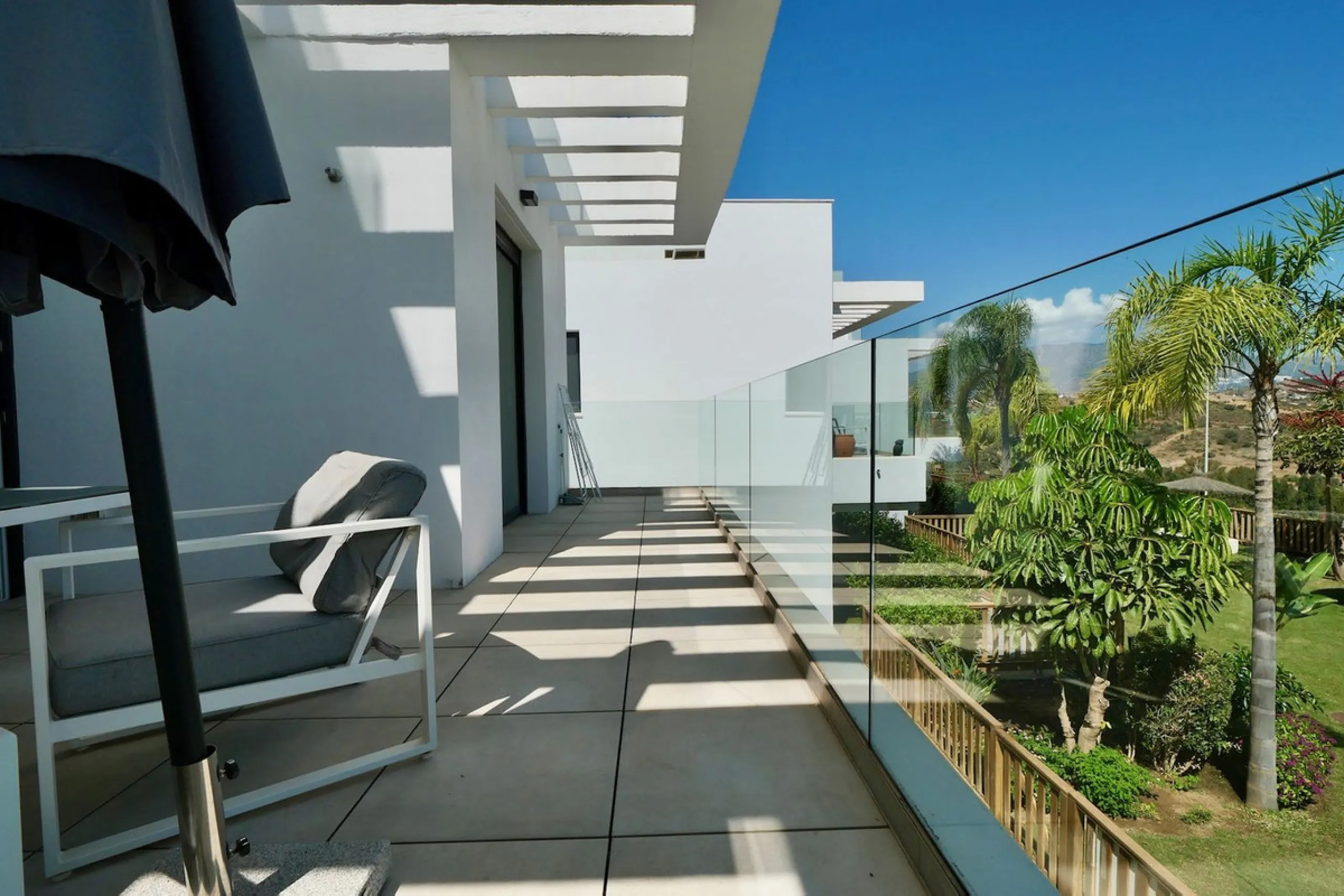 SHORT TERM RENTEL IS ALLOWED  -EASY VIEWING !!!!!!!!!!   This beautifully furnished 2-bedroom, 2-bathroom apartment is located in the exclusive Casa Banderas development in the charming fishing village of La Cala de Mijas. Just a short distance from the b