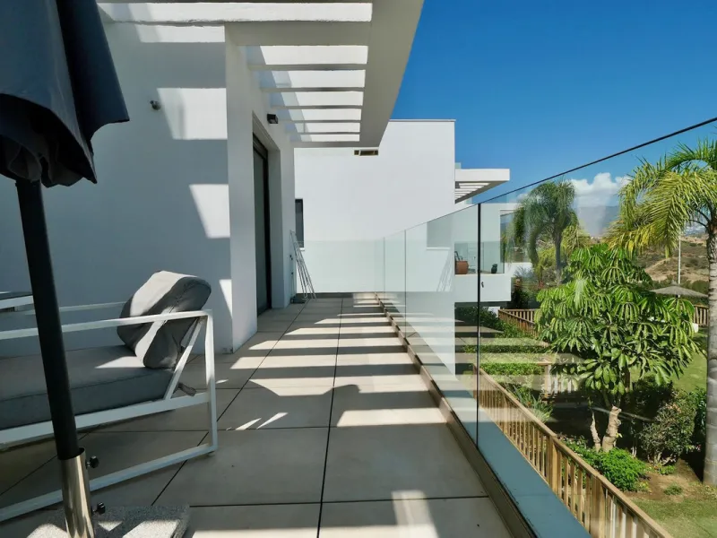 SHORT TERM RENTEL IS ALLOWED  -EASY VIEWING !!!!!!!!!!   This beautifully furnished 2-bedroom, 2-bathroom apartment is located in the exclusive Casa Banderas development in the charming fishing village of La Cala de Mijas. Just a short distance from the b