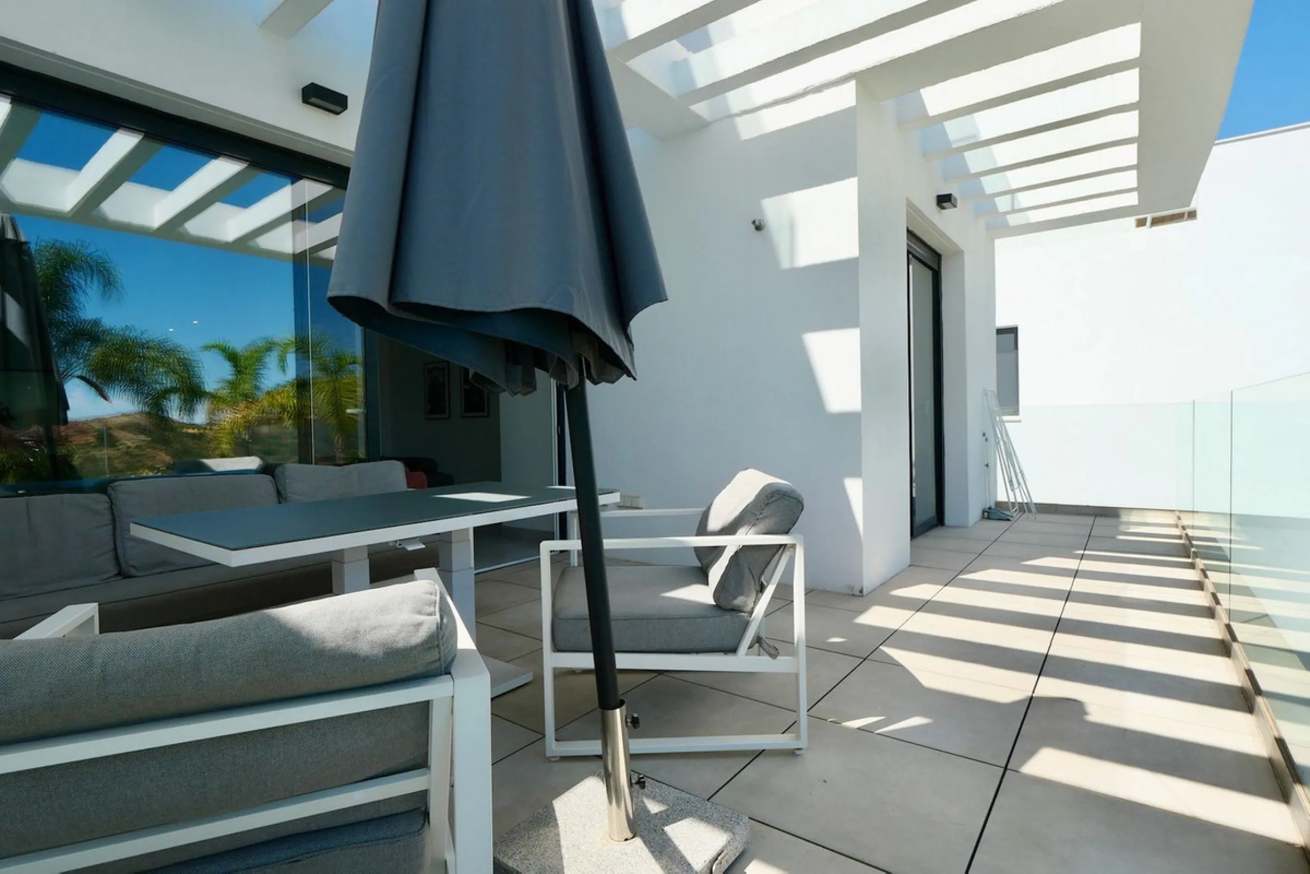 SHORT TERM RENTEL IS ALLOWED  -EASY VIEWING !!!!!!!!!!   This beautifully furnished 2-bedroom, 2-bathroom apartment is located in the exclusive Casa Banderas development in the charming fishing village of La Cala de Mijas. Just a short distance from the b