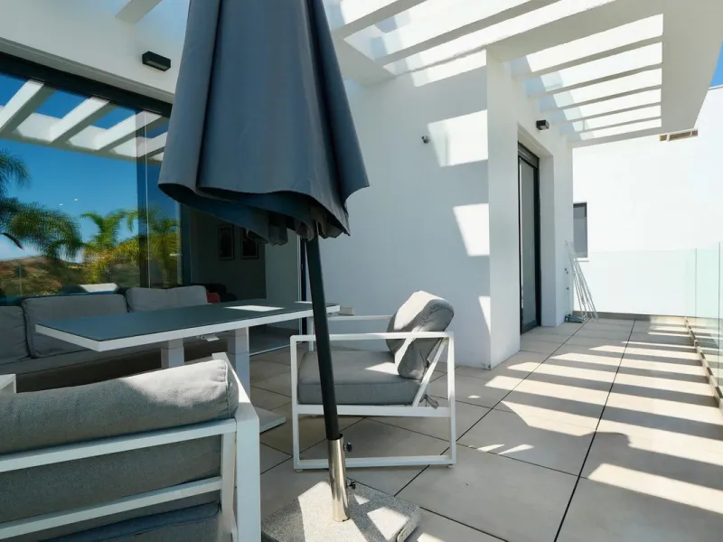 SHORT TERM RENTEL IS ALLOWED  -EASY VIEWING !!!!!!!!!!   This beautifully furnished 2-bedroom, 2-bathroom apartment is located in the exclusive Casa Banderas development in the charming fishing village of La Cala de Mijas. Just a short distance from the b