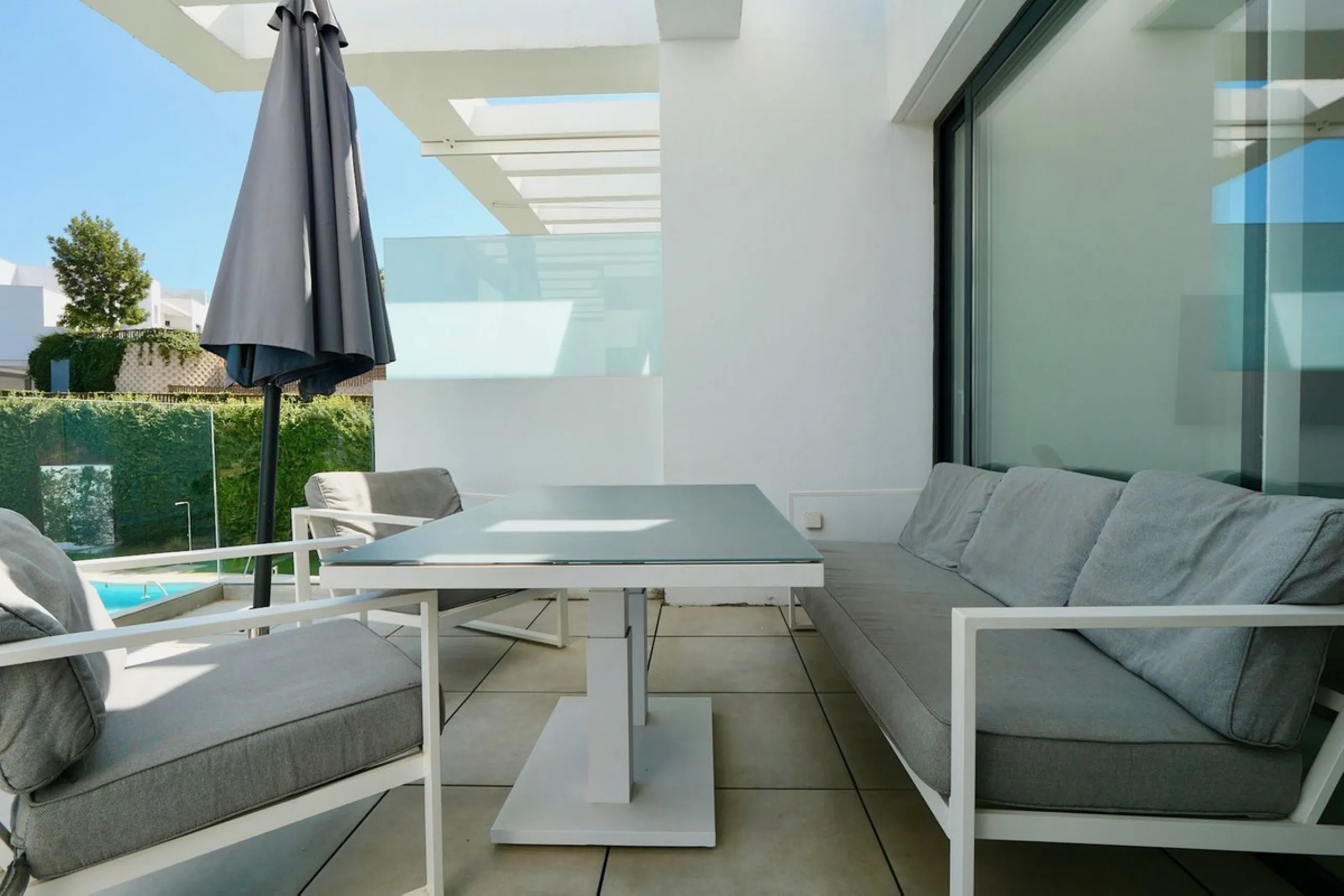 SHORT TERM RENTEL IS ALLOWED  -EASY VIEWING !!!!!!!!!!   This beautifully furnished 2-bedroom, 2-bathroom apartment is located in the exclusive Casa Banderas development in the charming fishing village of La Cala de Mijas. Just a short distance from the b