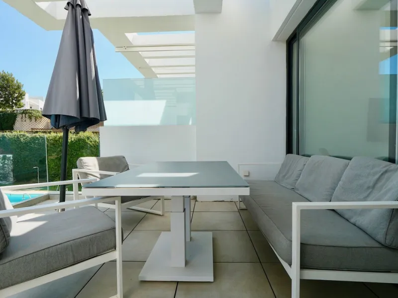 SHORT TERM RENTEL IS ALLOWED  -EASY VIEWING !!!!!!!!!!   This beautifully furnished 2-bedroom, 2-bathroom apartment is located in the exclusive Casa Banderas development in the charming fishing village of La Cala de Mijas. Just a short distance from the b