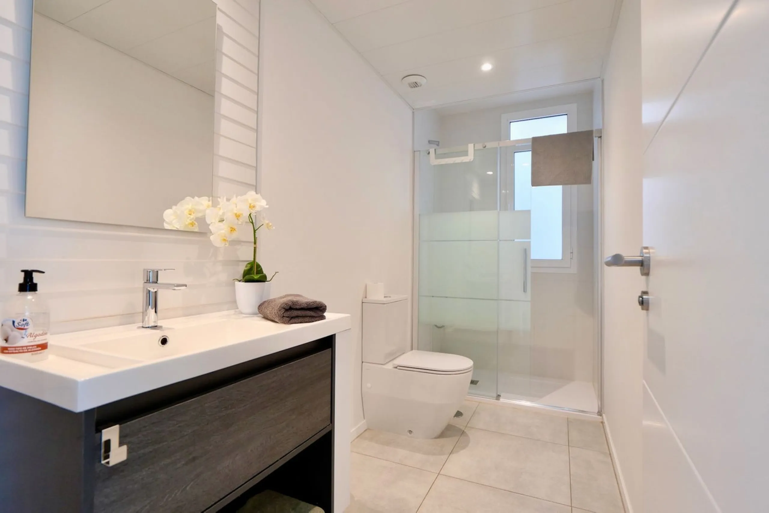 SHORT TERM RENTEL IS ALLOWED  -EASY VIEWING !!!!!!!!!!   This beautifully furnished 2-bedroom, 2-bathroom apartment is located in the exclusive Casa Banderas development in the charming fishing village of La Cala de Mijas. Just a short distance from the b