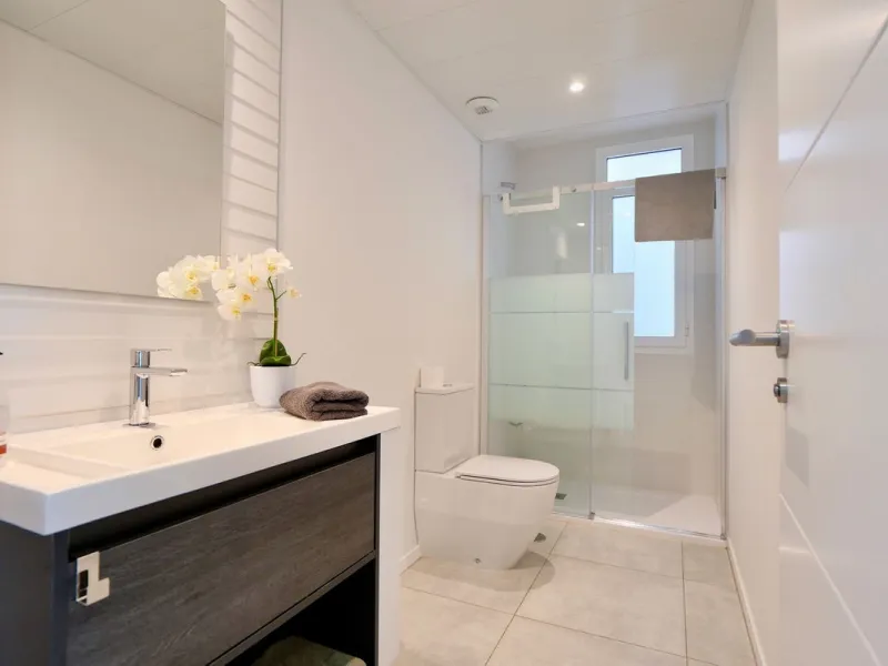 SHORT TERM RENTEL IS ALLOWED  -EASY VIEWING !!!!!!!!!!   This beautifully furnished 2-bedroom, 2-bathroom apartment is located in the exclusive Casa Banderas development in the charming fishing village of La Cala de Mijas. Just a short distance from the b