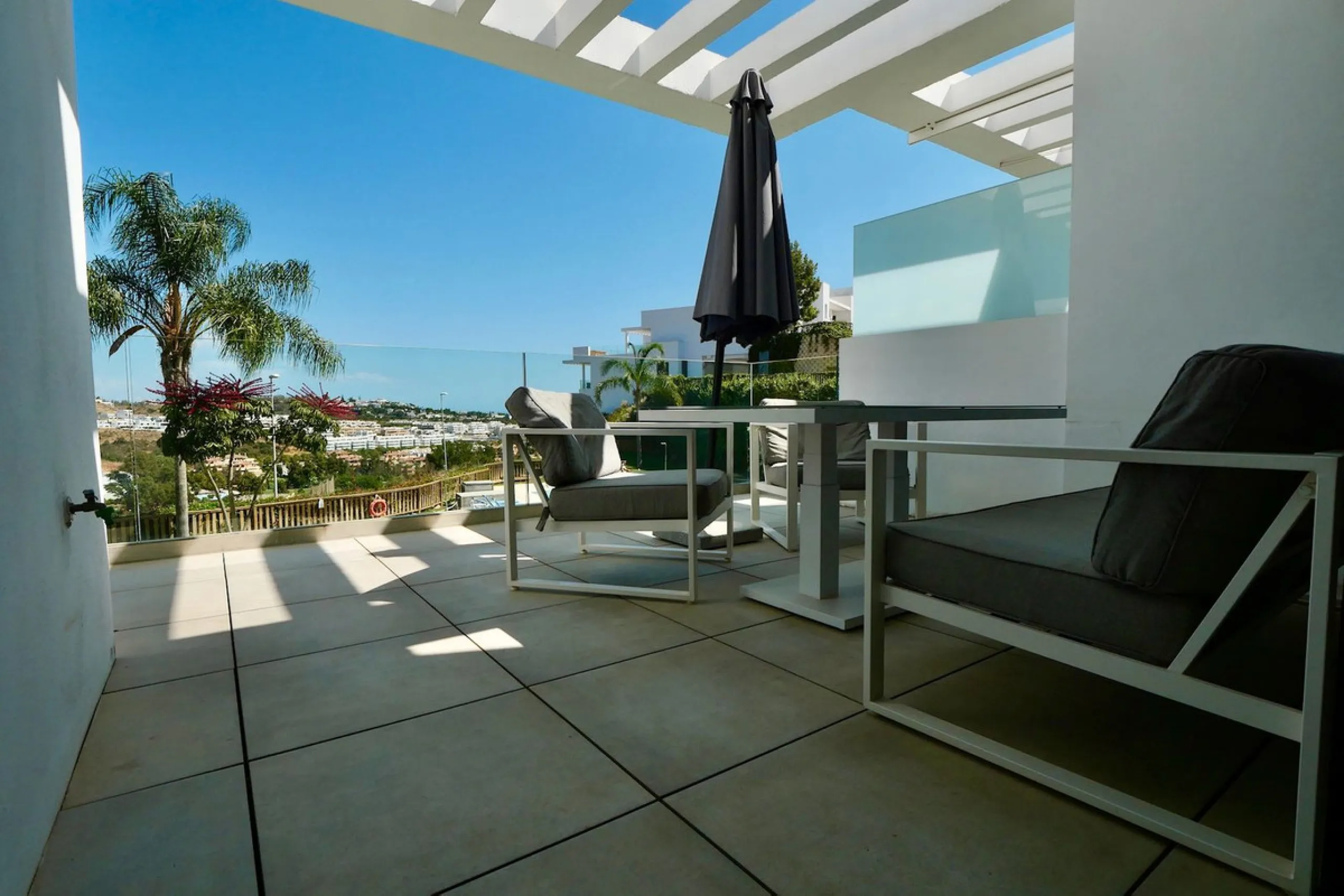 SHORT TERM RENTEL IS ALLOWED  -EASY VIEWING !!!!!!!!!!   This beautifully furnished 2-bedroom, 2-bathroom apartment is located in the exclusive Casa Banderas development in the charming fishing village of La Cala de Mijas. Just a short distance from the b