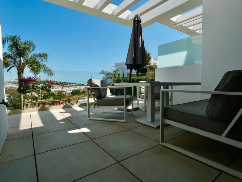 SHORT TERM RENTEL IS ALLOWED  -EASY VIEWING !!!!!!!!!!   This beautifully furnished 2-bedroom, 2-bathroom apartment is located in the exclusive Casa Banderas development in the charming fishing village of La Cala de Mijas. Just a short distance from the b