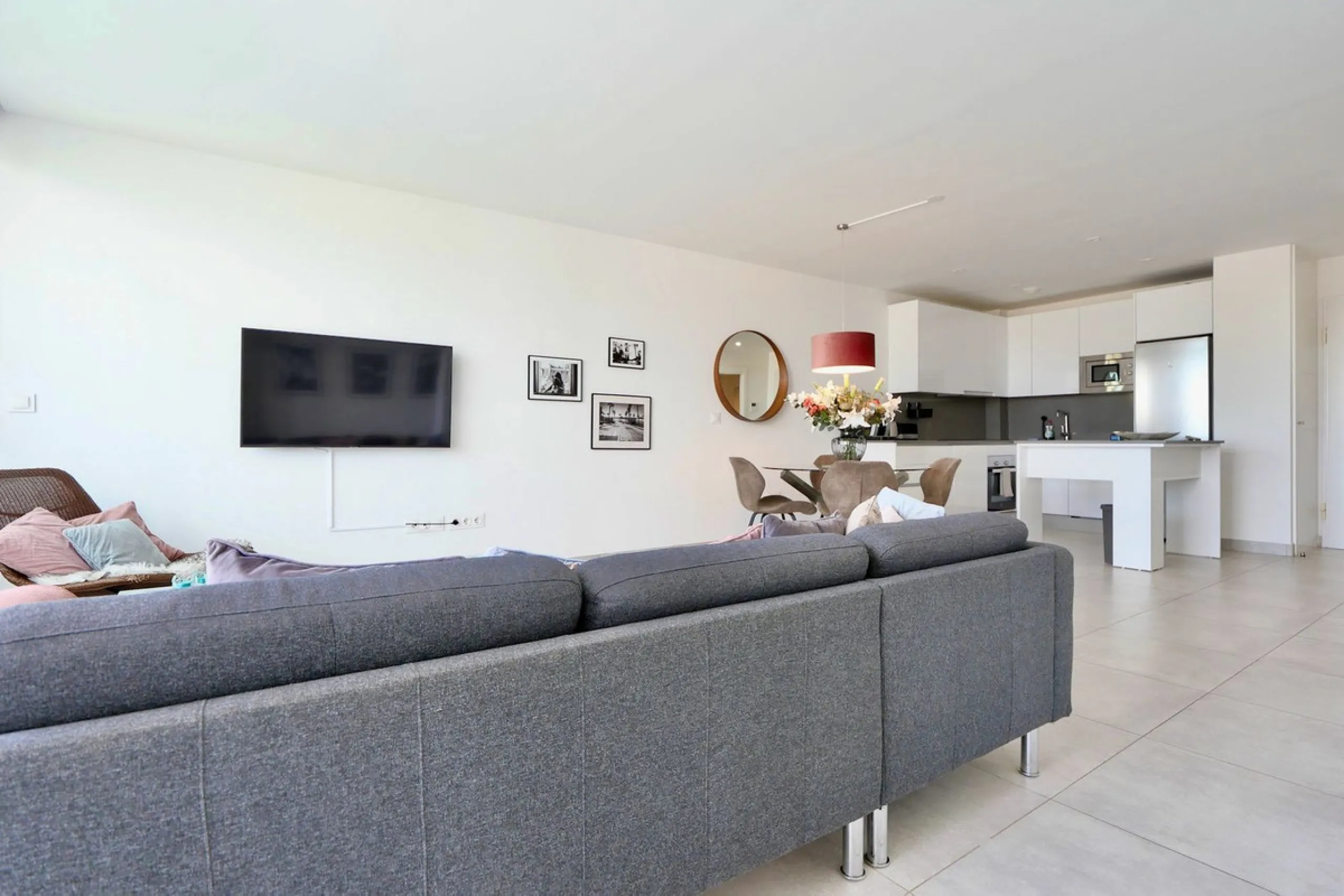 SHORT TERM RENTEL IS ALLOWED  -EASY VIEWING !!!!!!!!!!   This beautifully furnished 2-bedroom, 2-bathroom apartment is located in the exclusive Casa Banderas development in the charming fishing village of La Cala de Mijas. Just a short distance from the b