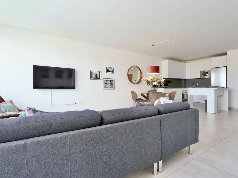 SHORT TERM RENTEL IS ALLOWED  -EASY VIEWING !!!!!!!!!!   This beautifully furnished 2-bedroom, 2-bathroom apartment is located in the exclusive Casa Banderas development in the charming fishing village of La Cala de Mijas. Just a short distance from the b