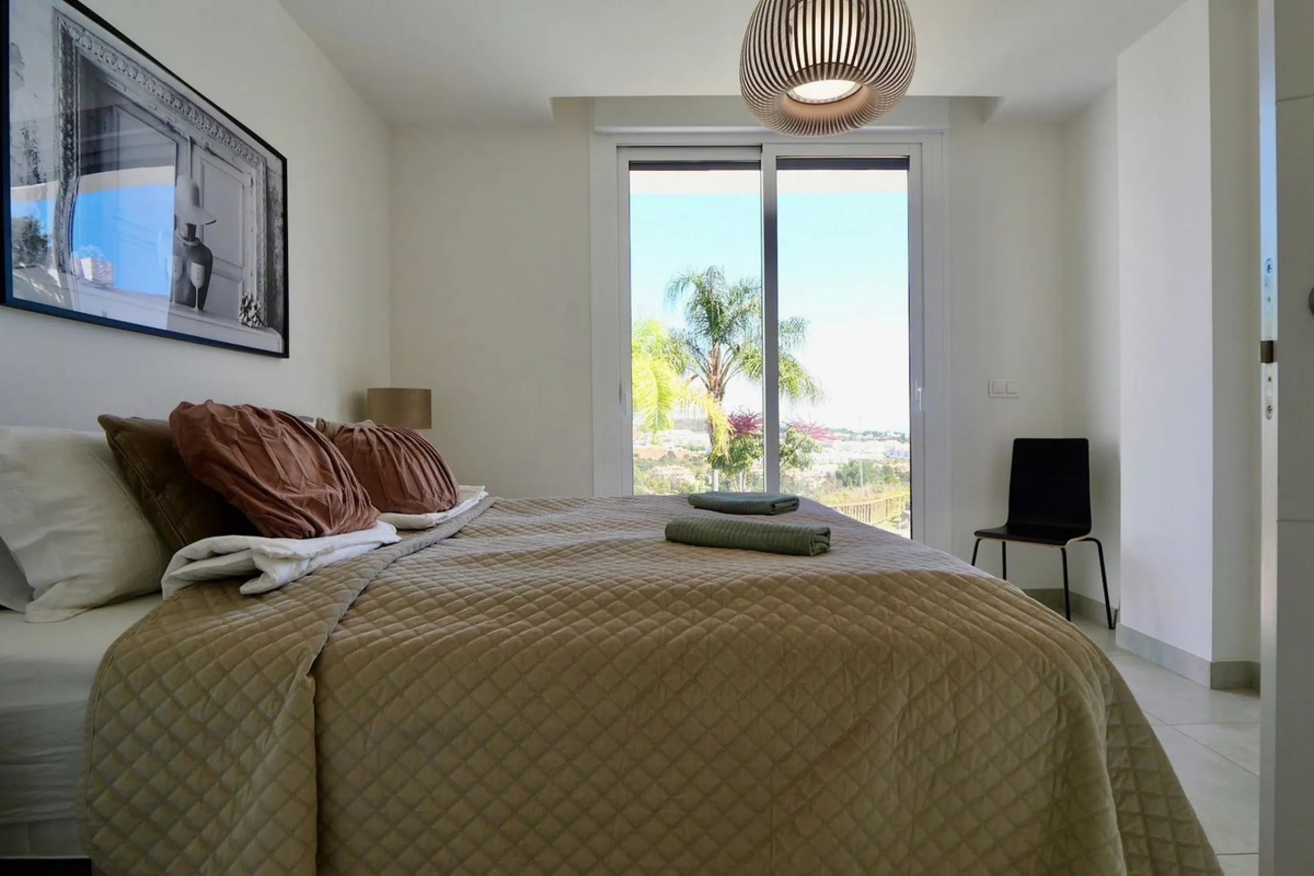SHORT TERM RENTEL IS ALLOWED  -EASY VIEWING !!!!!!!!!!   This beautifully furnished 2-bedroom, 2-bathroom apartment is located in the exclusive Casa Banderas development in the charming fishing village of La Cala de Mijas. Just a short distance from the b